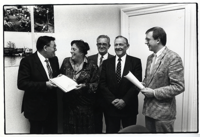 401848 Afbeelding van de overhandiging van een nota over de kosten van de Utrechtse stadsverwarming aan wethouder ...